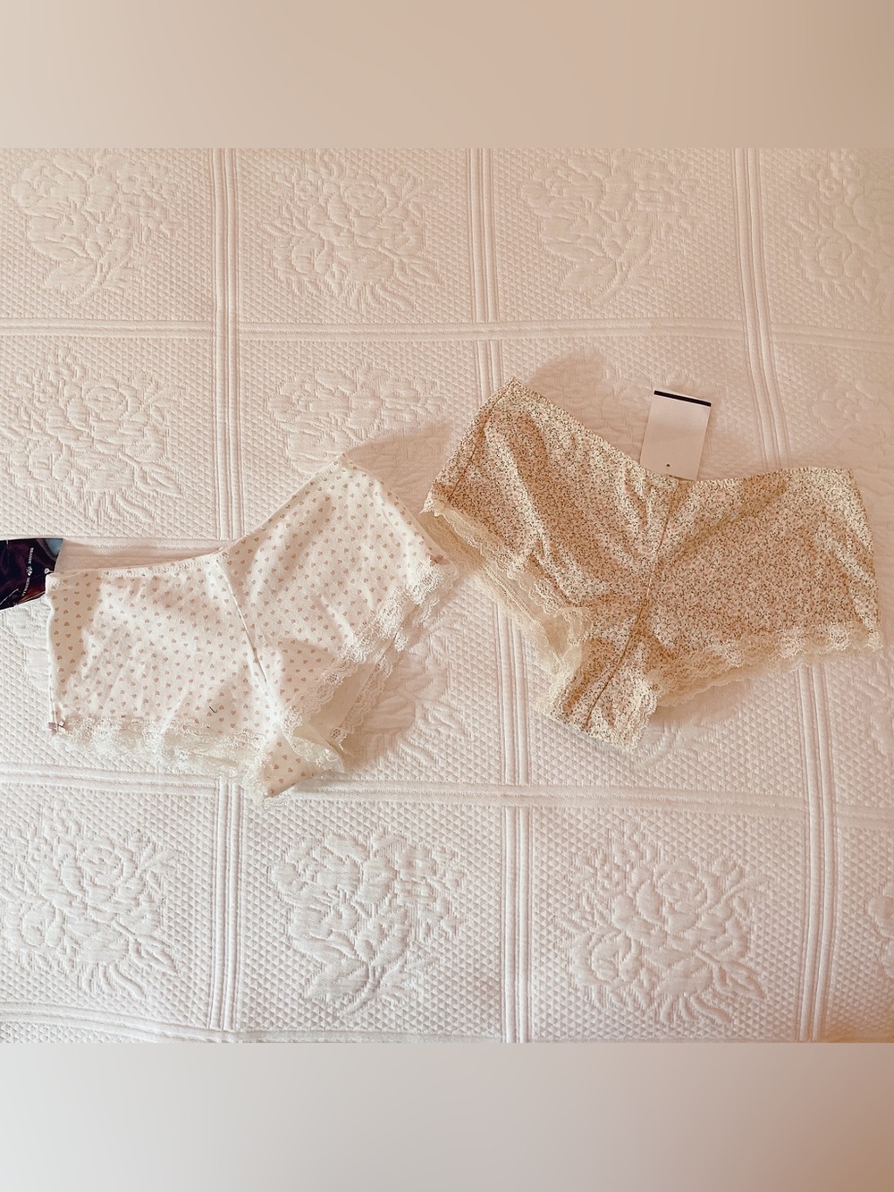 ྀིྀིྀིྀིྀི brandy melville cream floral lace trim shortie set